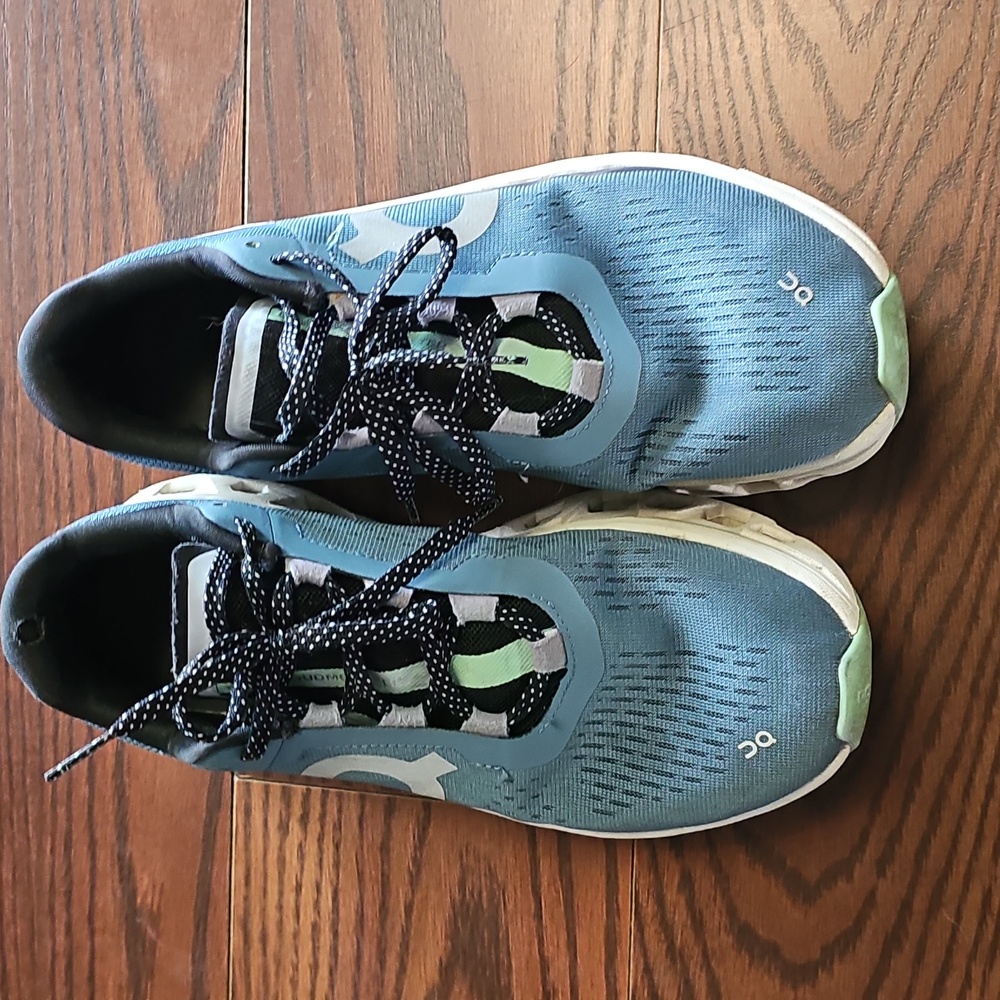 Womens Monster onclouds size 10